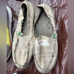 Size 9 Tan Sanuk Flats